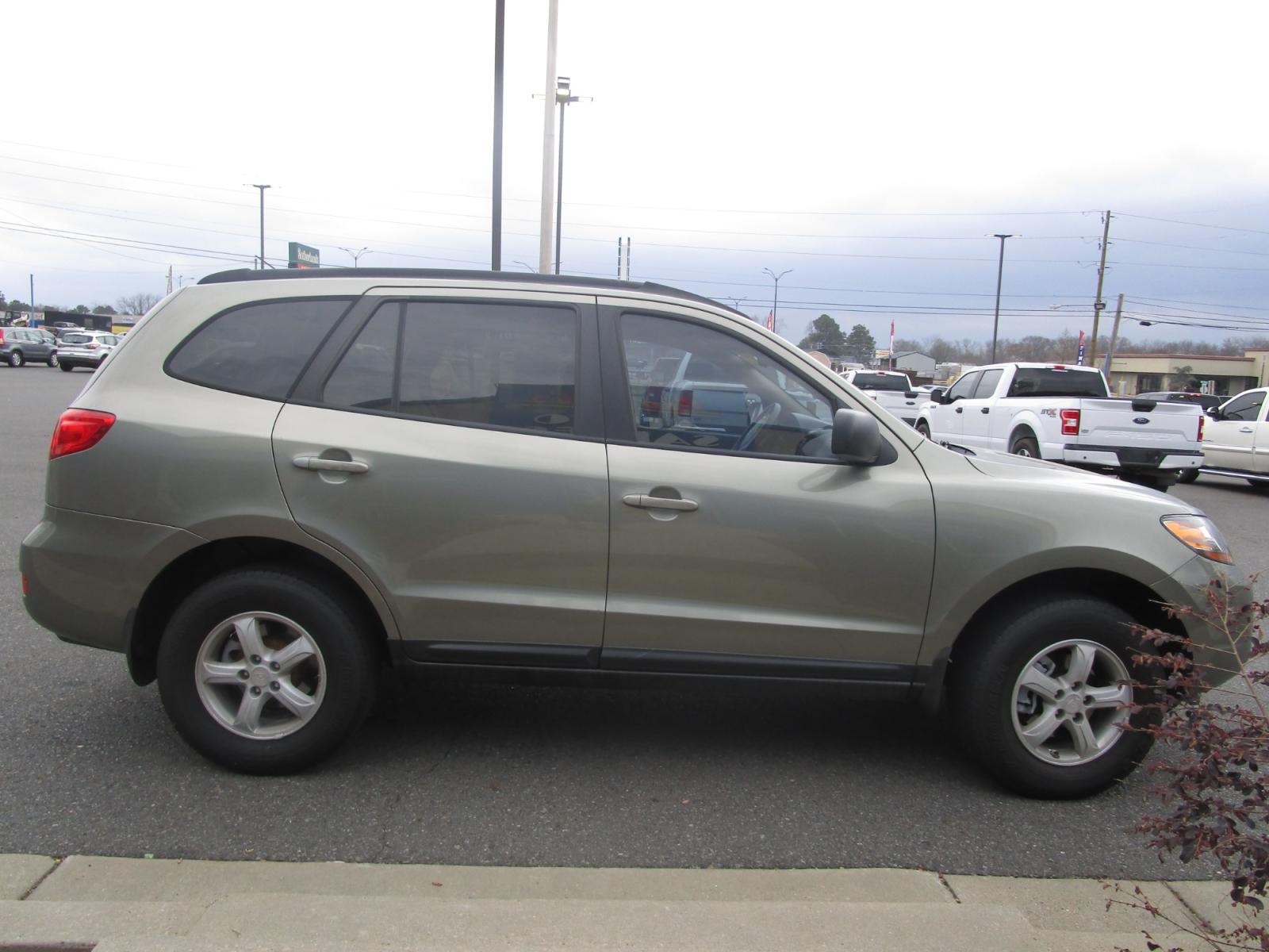 2009 Green /Tan Hyundai Santa Fe GLS (5NMSG13D09H) , located at 1814 Albert Pike Road, Hot Springs, AR, 71913, (501) 623-1717, 34.494228, -93.094070 - Photo #2